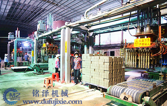 汕尾3臺全自動液壓壓磚機客戶現(xiàn)場